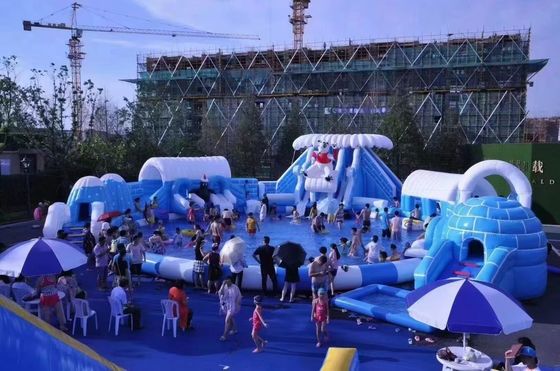 حديقة مائية مفتوحة مع حمام سباحة مستدير كبير